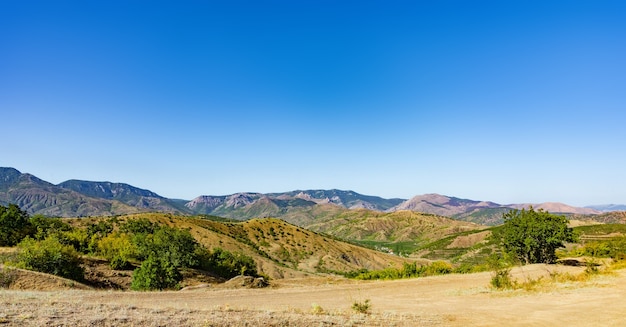 Paesaggio estivo con colline e rocce