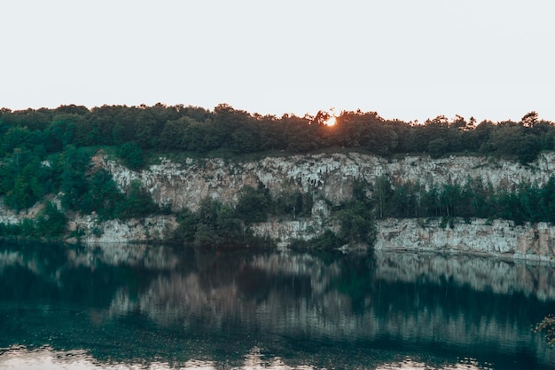 Paesaggio estivo con laghetto nella foresta di acque cristalline