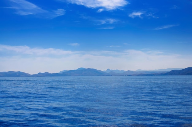 Paesaggio estivo con mare e catena montuosa