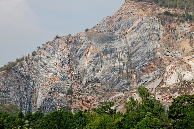 Paesaggio estivo con roccia nella valle del sole al mattino.