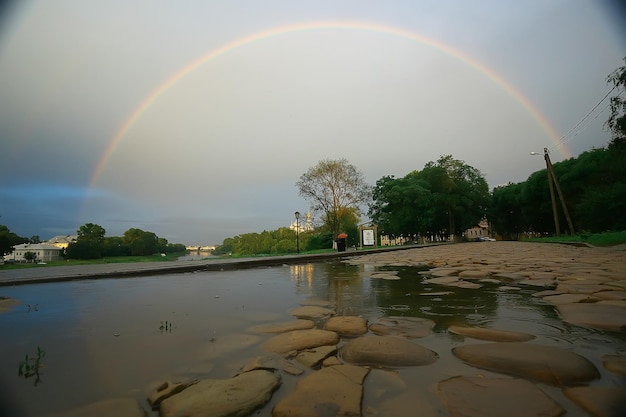 paesaggio estivo con un arcobaleno