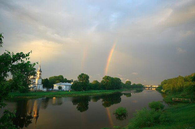 paesaggio estivo con un arcobaleno