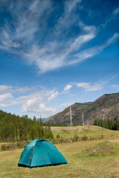 Paesaggio estivo con una tenda tra le montagne di Altai