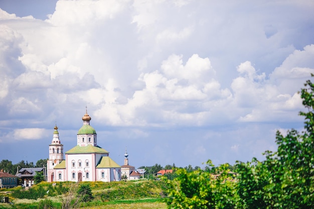 Paesaggio estivo con vista sul Cremlino di Suzdal