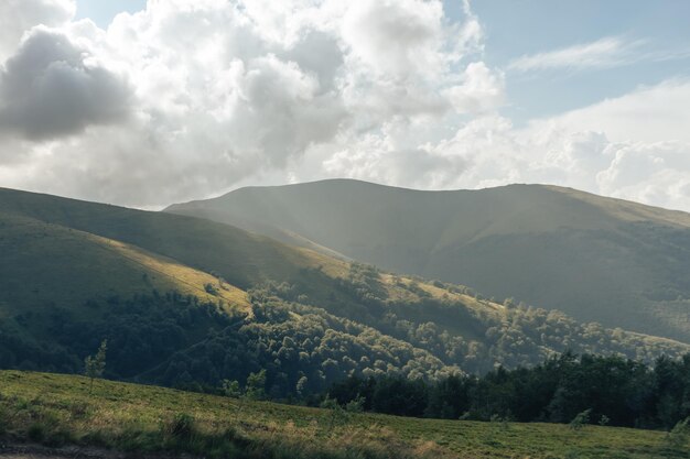 Paesaggio estivo dei Carpati Belle montagne sullo sfondo del cielo blu