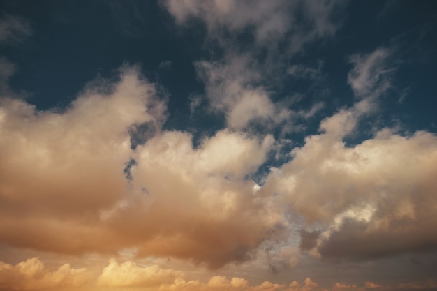 Paesaggio estivo del cielo