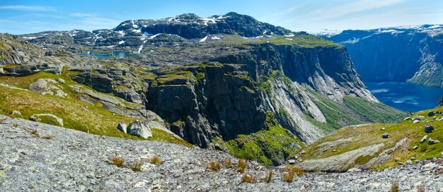 Paesaggio estivo del lago Ringedalsvatnet (Norvegia). Panorama.