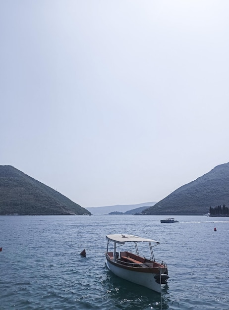 Paesaggio estivo del mare e delle montagne il giorno d'estate a Perast Montenegro