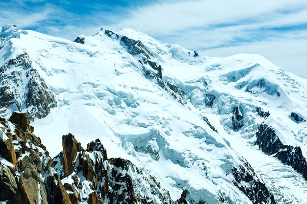 Paesaggio estivo del massiccio montuoso del Monte Bianco (vista dal Monte Aiguille du Midi, francese)