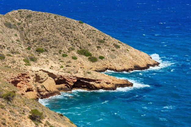 Paesaggio estivo della costa del Mar Mediterraneo vicino alla città di Benidorm (Costa Blanca, Alicante, Spagna).