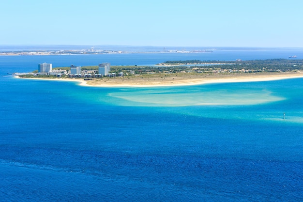 Paesaggio estivo della costa del mare. Vista dall'alto dal Parco Naturale Arrabida a Setubal, in Portogallo.