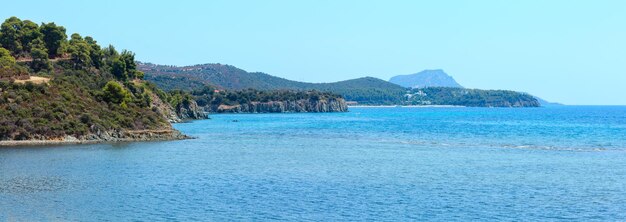 Paesaggio estivo della costa rocciosa del Mar Egeo (Sithonia, Halkidiki, Grecia). Le persone sono irriconoscibili.