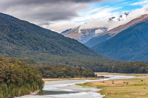 Paesaggio estivo della Nuova Zelanda con la catena montuosa Green Field e Blue Sky, South Island, New Zealand