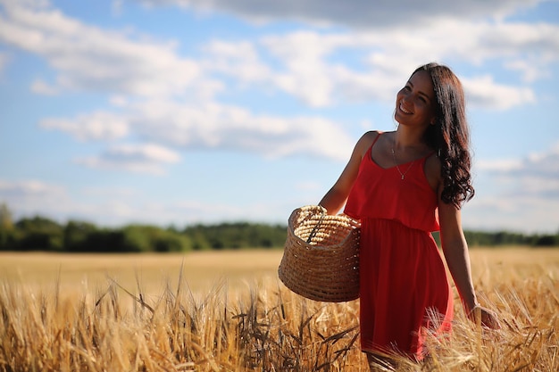 Paesaggio estivo e una ragazza in una passeggiata in natura in campagna.