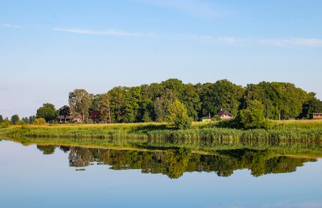 Paesaggio estivo grande parco fluviale e riflesso nell'acqua Serenità tranquilla calma serale