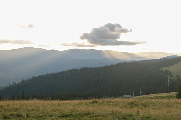 Paesaggio estivo in montagna e il cielo blu scuro con nuvole. Paesaggio dalle montagne di Bucegi, parte dei Carpazi meridionali in Romania in un giorno molto nebbioso