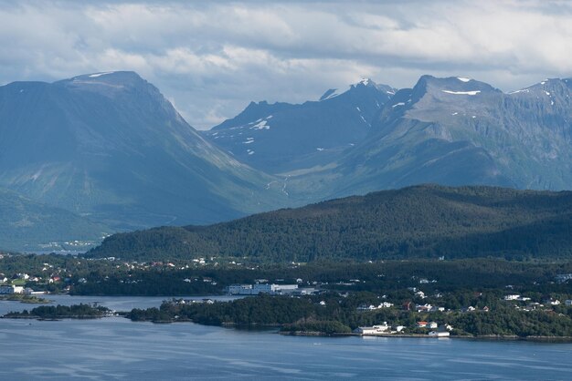 Paesaggio estivo in Norvegia vista dal monte Aksla nella città di Alesund