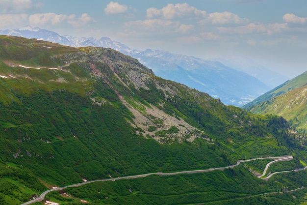 Paesaggio estivo pittoresco Passo del Furka nelle Alpi svizzere Strada tortuosa
