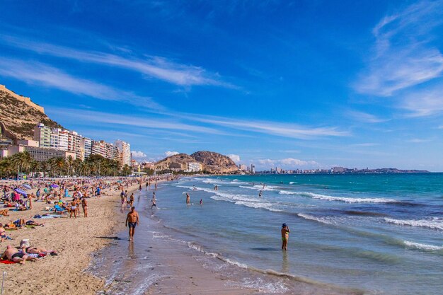 Paesaggio estivo sulla spiaggia della città spagnola di Alicante in una giornata di sole