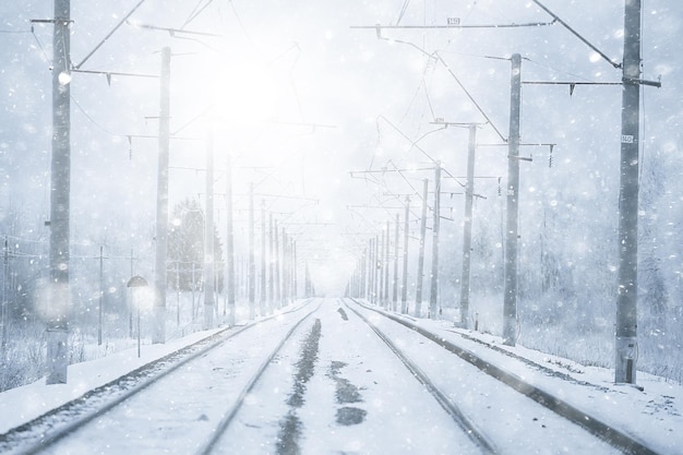 paesaggio ferroviario invernale, vista delle rotaie e dei cavi della ferrovia, modo di consegna invernale