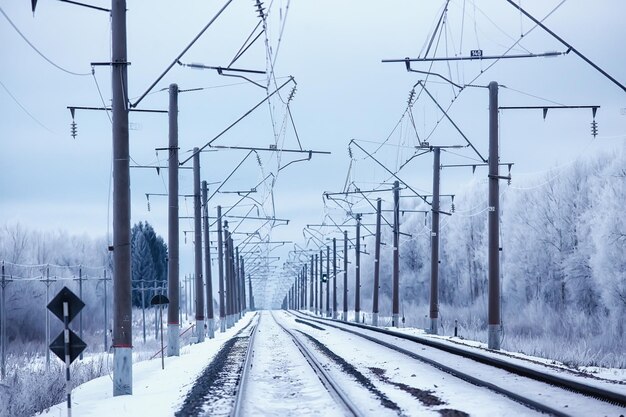 paesaggio ferroviario invernale, vista delle rotaie e dei cavi della ferrovia, modo di consegna invernale