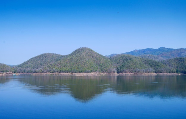 Paesaggio fiume e montagne Mae Ngad Dam