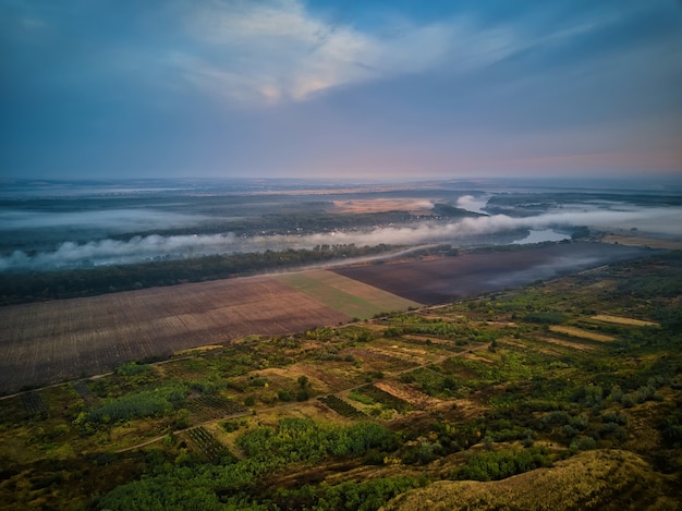 Paesaggio fluviale al mattino presto. Una capanna in lontananza, e l'albero coperto da una nebbia mistica, molto silenzioso e tranquillo. Repubblica Moldova di.