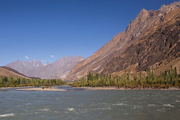 Paesaggio fluviale e montano nel nord del Pakistan Gilgit Baltistan Karakoram Highway Pakistan