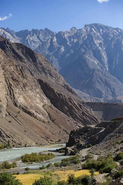 Paesaggio fluviale e montano nel nord del Pakistan Gilgit Baltistan Karakoram Highway Pakistan