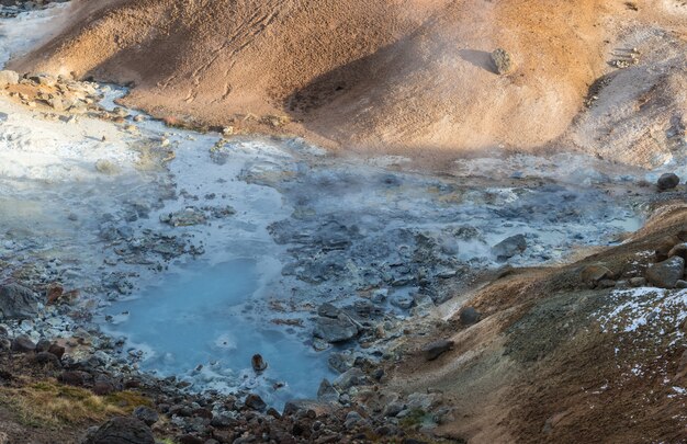 paesaggio geotermico sulle terre islandesi