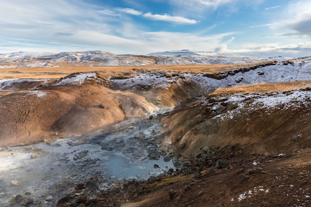 paesaggio geotermico sulle terre islandesi