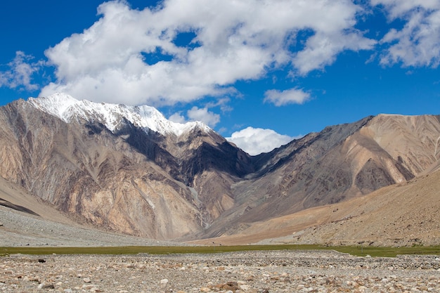 Paesaggio himalayano in Himalaya lungo l'autostrada ManaliLeh Himachal Pradesh India