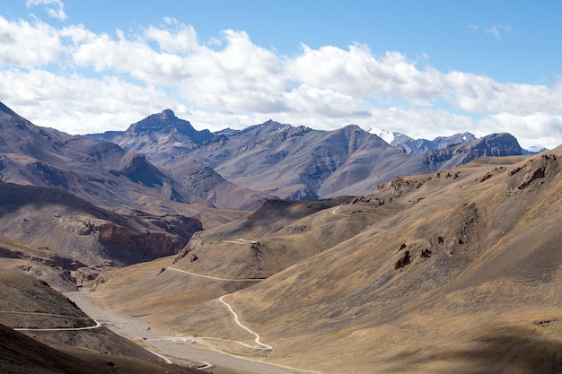 Paesaggio himalayano in Himalaya lungo l'autostrada ManaliLeh Himachal Pradesh India