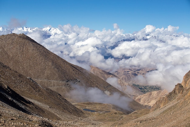 Paesaggio himalayano in Himalaya lungo l'autostrada ManaliLeh Himachal Pradesh India