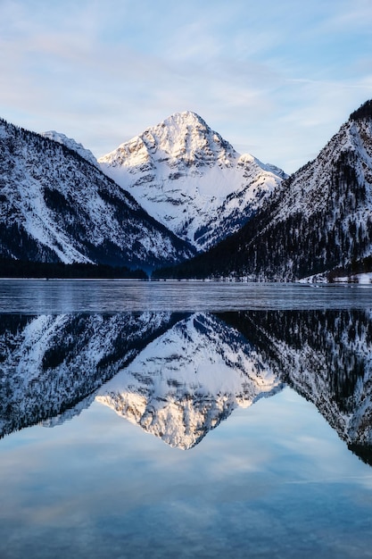 Paesaggio in Austria Montagne e riflessi nel lago Stagione invernale