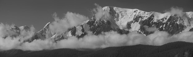 Paesaggio in bianco e nero ampio panorama cime innevate che viaggiano in montagna arrampicata