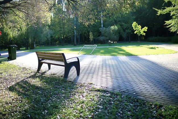 paesaggio in una panchina del parco autunnale / bellissima panchina da giardino, concetto di riposo, nessuno in un parco autunnale, sfondo del paesaggio, autunno