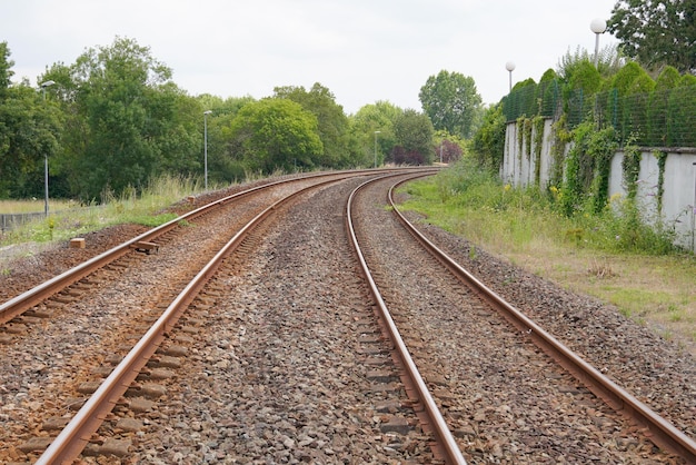 Paesaggio industriale ferroviario con il treno di rotaie