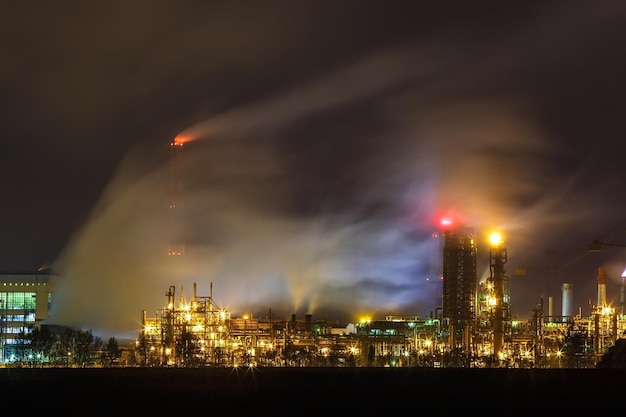 Paesaggio industriale notturno inquinamento ambientale rifiuti della centrale termica Grandi tubi dell'impianto industriale dell'industria chimica