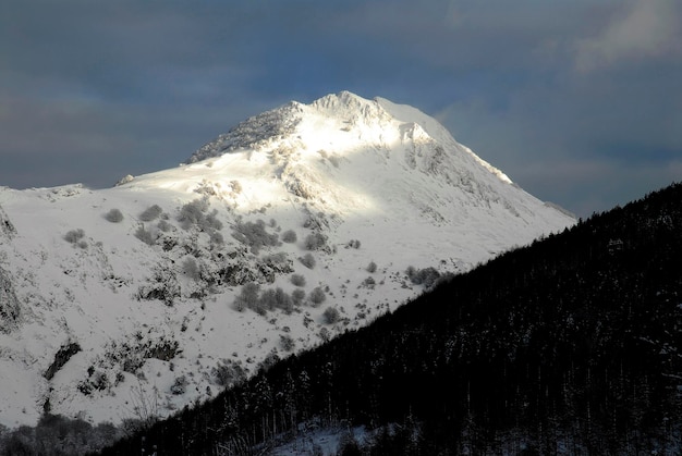 Paesaggio innevato con il Monte Anboto nel Parco Naturale di Urkiola