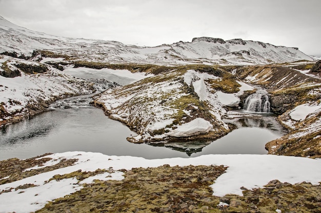 Paesaggio innevato con una cascata gemella nelle montagne sopra Olafsvik in Islanda