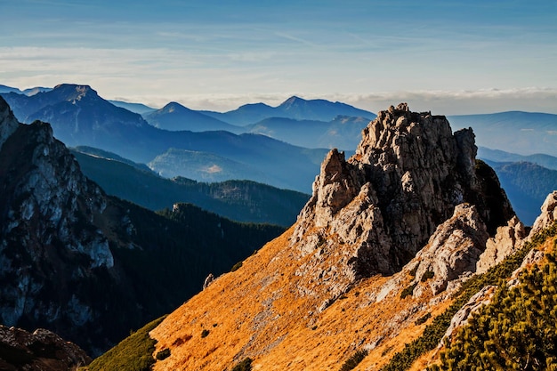 Paesaggio innevato di montagna con rocce