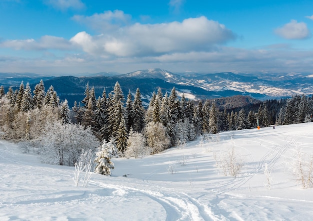 Paesaggio innevato di montagna d'inverno