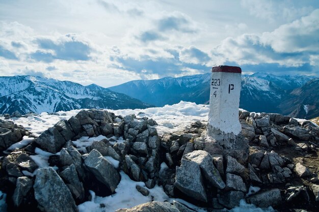 Paesaggio innevato invernale di montagna