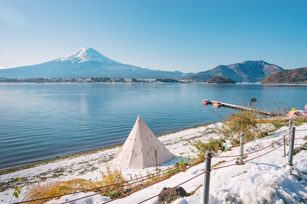 Paesaggio invernale al lago Kawaguchiko a Yamanashi, Giappone