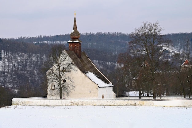 Paesaggio invernale Bella cappella vicino al castello Veveri Repubblica Ceca città di Brno La Cappella della Madre di Dio
