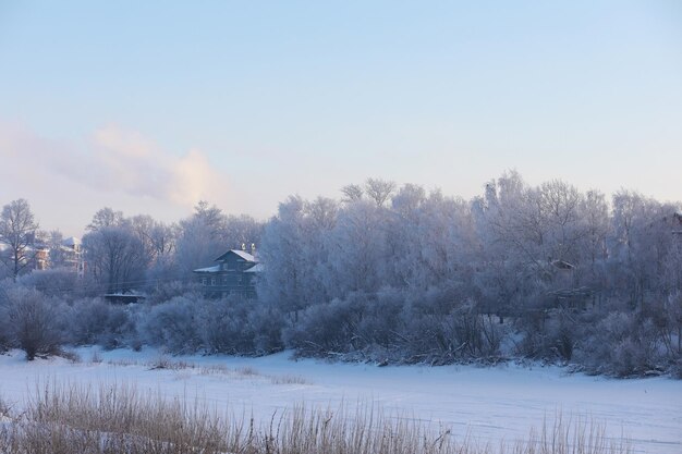 Paesaggio invernale Bellezza da favola delle strade innevate Nevicate e refrigerio nelle zone turistiche