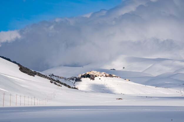 Paesaggio invernale cittadina su una collina in una valle ricoperta di neve
