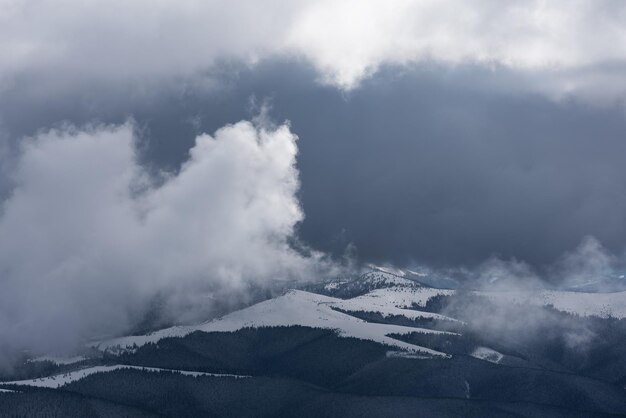 Paesaggio invernale con belle nuvole