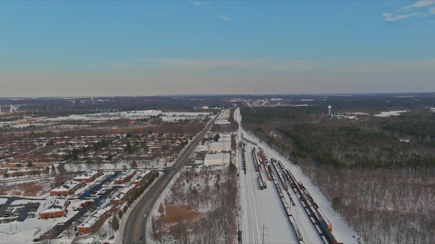 Paesaggio invernale con binari su ferrovia in piattaforma di neve